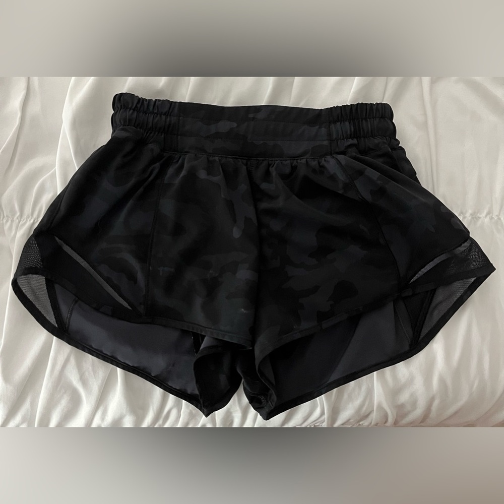 Lululemon Hotty Hot Low-Rise Lined Short 2.5”